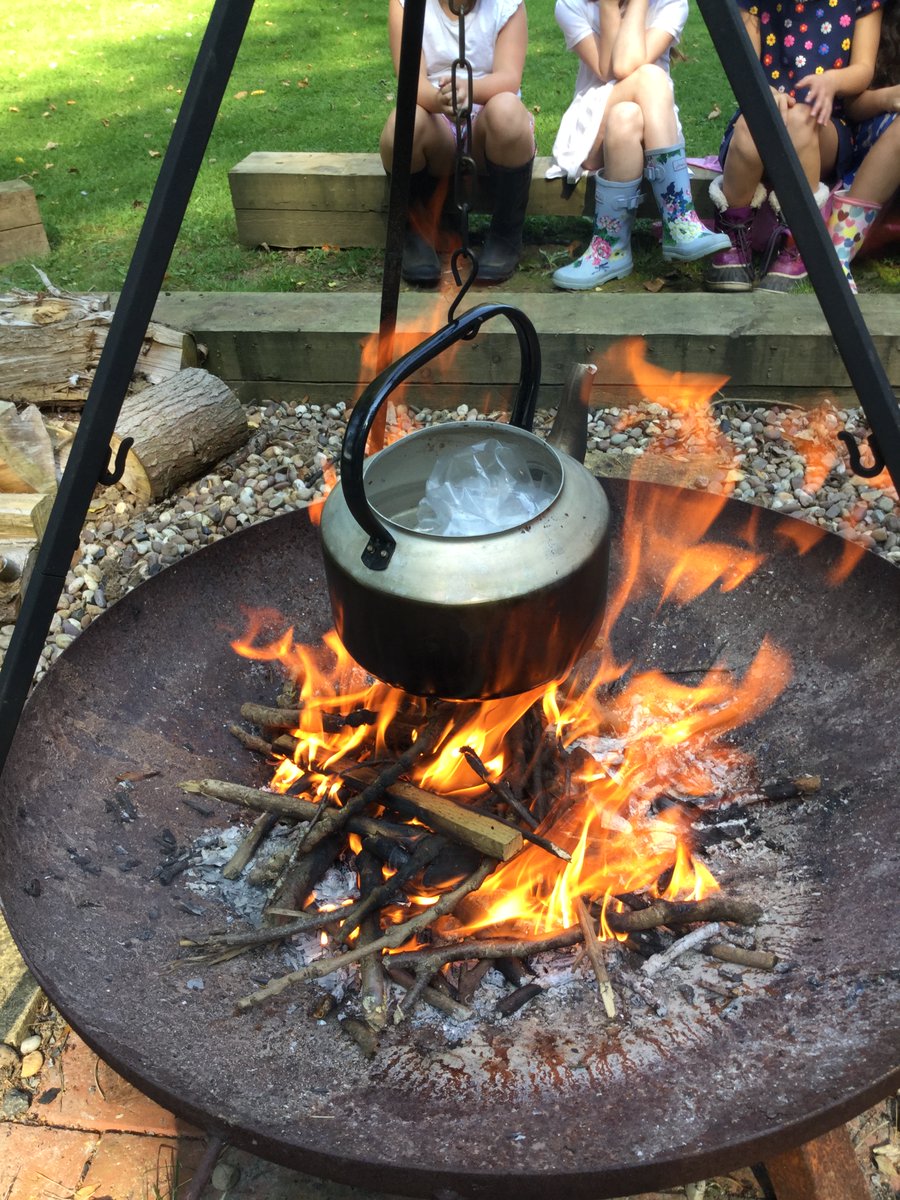CarrdusYear4's tweet photo. So, if ice turns to water when heated - what will happen to the egg? #stateofmatter #outdoorlearning #irreversiblechanges https://t.co/idLuBHWxAE