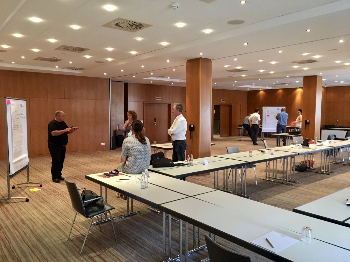 Führen auf Distanz: Der VR 4 widmet sich dem Thema nutzerzentriert mit #Personas. Und mit Distanz, um die Hygieneregeln einzuhalten. (ES, HM)