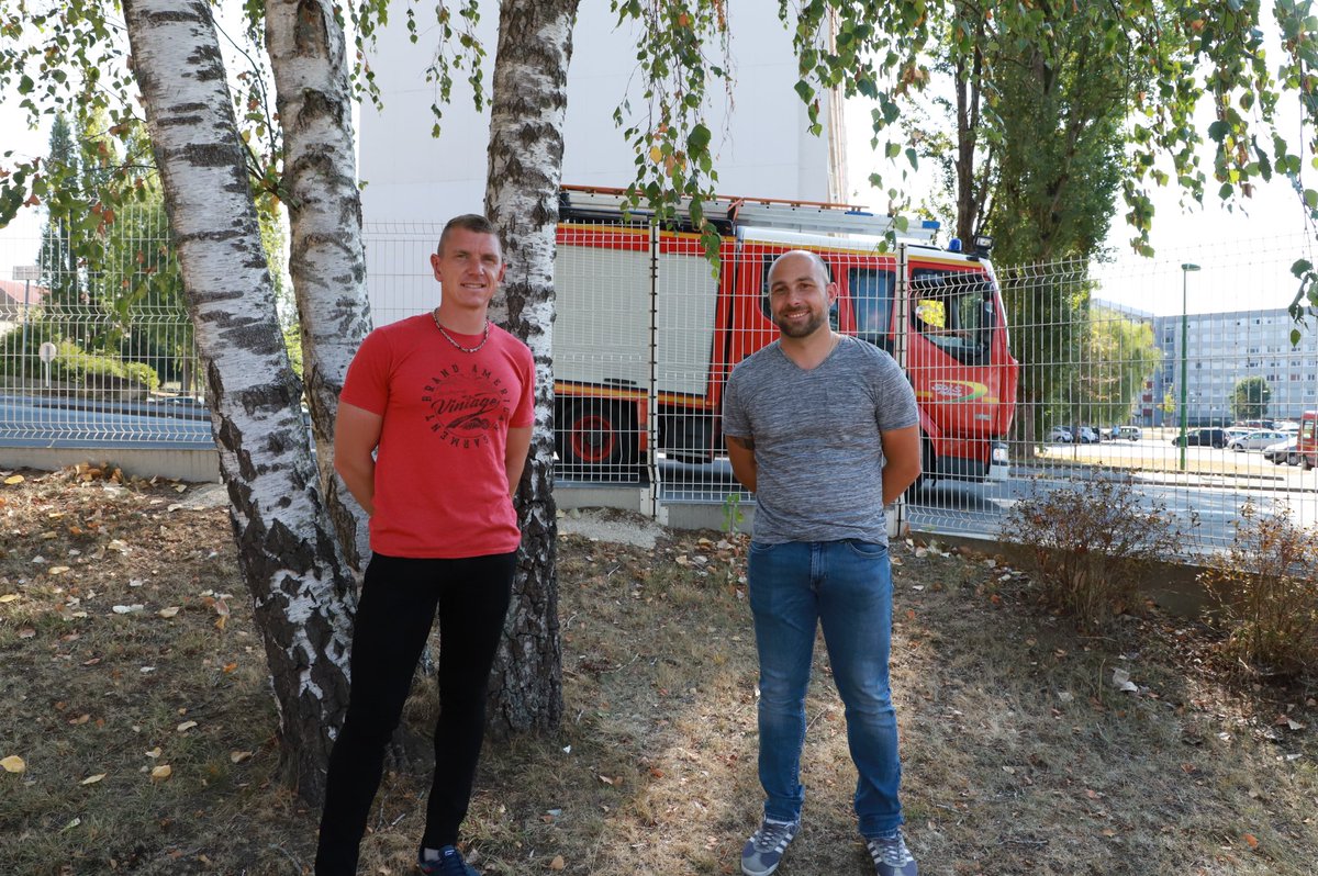 sdis08's tweet image. #Formation @SDIS51 @sdis08 beaucoup de 👩‍🚒 devant le collège salengro, #CHMZ. Ce n'est pas une intervention mais une formation pour devenir formateur de 👩‍🚒#FORAC et #FORCO. Deux départements, deux #FORCO @matringhend @AdriLEBEGUE pour une formation commune. #EnsembleOnVaPlusLoin