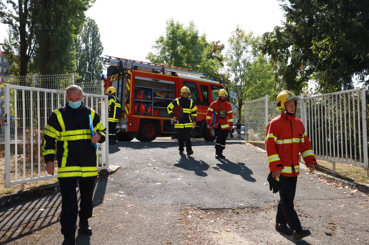 sdis08's tweet image. #Formation @SDIS51 @sdis08 beaucoup de 👩‍🚒 devant le collège salengro, #CHMZ. Ce n'est pas une intervention mais une formation pour devenir formateur de 👩‍🚒#FORAC et #FORCO. Deux départements, deux #FORCO @matringhend @AdriLEBEGUE pour une formation commune. #EnsembleOnVaPlusLoin