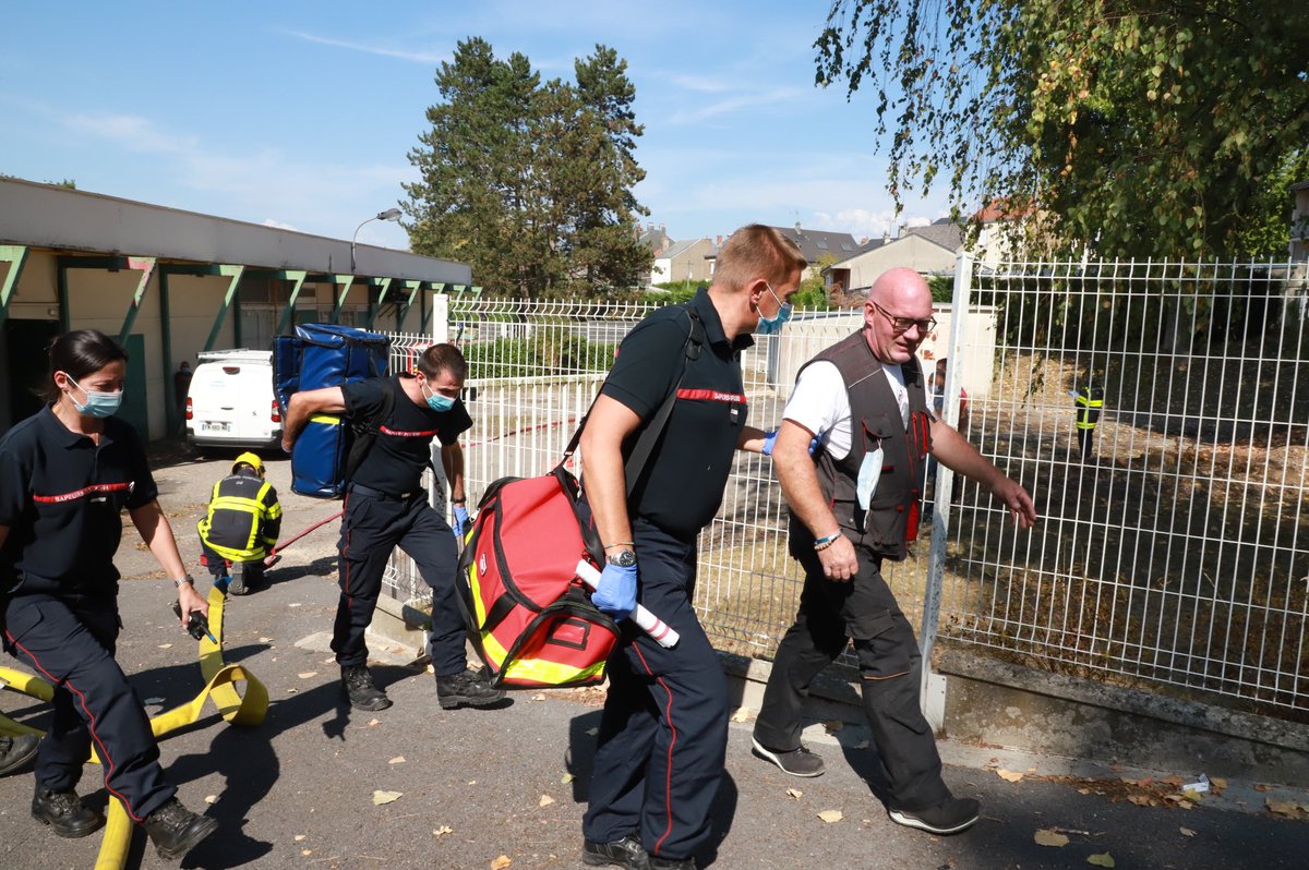 sdis08's tweet image. #Formation @SDIS51 @sdis08 beaucoup de 👩‍🚒 devant le collège salengro, #CHMZ. Ce n'est pas une intervention mais une formation pour devenir formateur de 👩‍🚒#FORAC et #FORCO. Deux départements, deux #FORCO @matringhend @AdriLEBEGUE pour une formation commune. #EnsembleOnVaPlusLoin