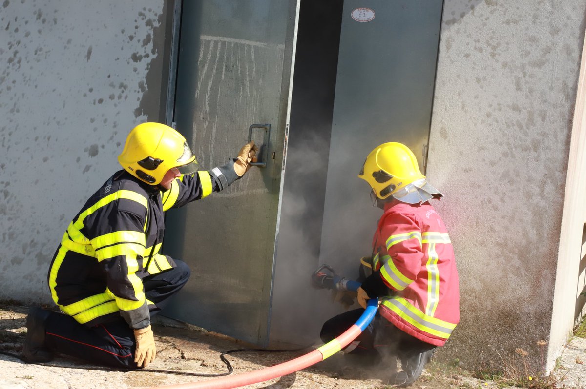 sdis08's tweet image. #Formation @SDIS51 @sdis08 beaucoup de 👩‍🚒 devant le collège salengro, #CHMZ. Ce n'est pas une intervention mais une formation pour devenir formateur de 👩‍🚒#FORAC et #FORCO. Deux départements, deux #FORCO @matringhend @AdriLEBEGUE pour une formation commune. #EnsembleOnVaPlusLoin