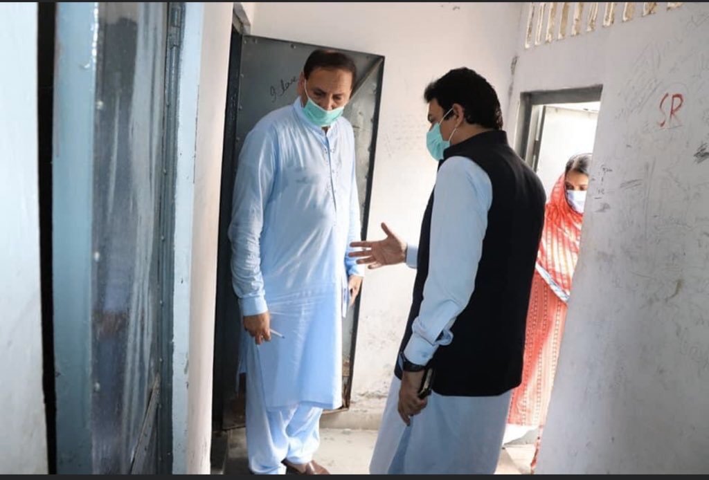 Dcsialkot1's tweet photo. Yesterday visited schools in cantt area to ensure all SOPs are being followed. Concerned officers were directed to ensure strict adherence to all SOPs in the District Sialkot. https://t.co/Wtdw1REXyA