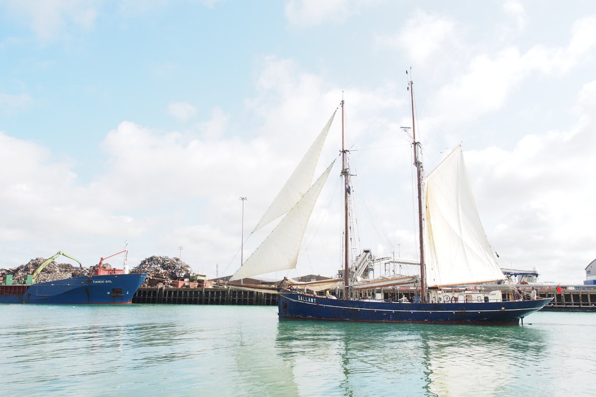 RaybelCharters's tweet photo. 4 days left for your last #sailcargo order of 2020! We'll be @StKats next week with collection event at the docks Wednesday 12pm to 5pm. Shop=> @openfoodnetworkuk
#emissionfree #londonfoodie #raybelcharters #londonthames #London #sailcargo
📷 Geoff @sail_boat_project https://t.co/r3zl2gqCYC