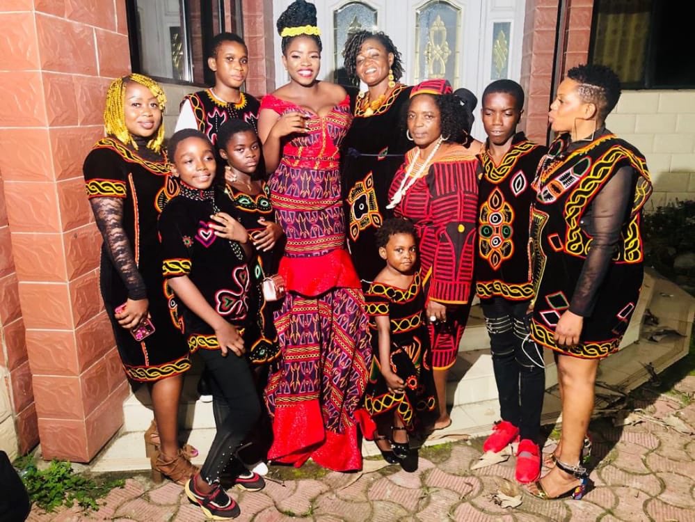missginapromote's tweet photo. Cameroonian singer #LesLine tied the knot over the weekend... Check out some photos below!
#MissGinaPromotes #Cameroon #Douala https://t.co/Mr6vyVFfdR
