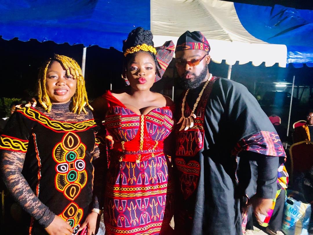 missginapromote's tweet photo. Cameroonian singer #LesLine tied the knot over the weekend... Check out some photos below!
#MissGinaPromotes #Cameroon #Douala https://t.co/Mr6vyVFfdR