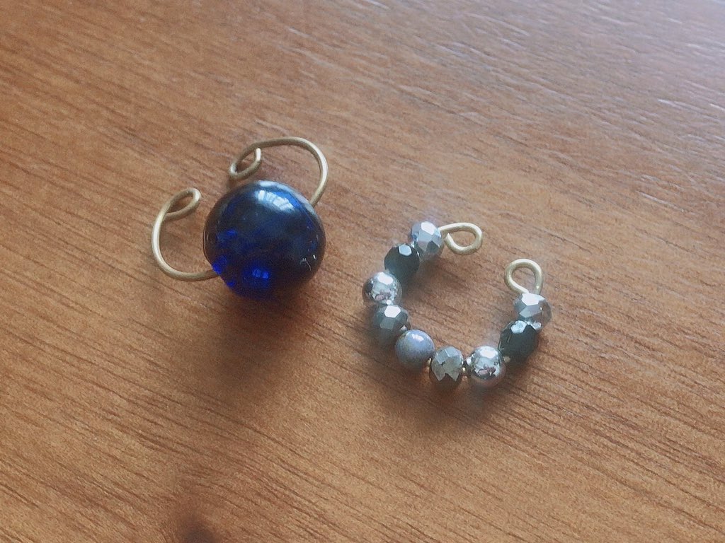 DropPerfume's tweet photo. アロマ×アクセサリー
イヤカフコーデ
ブルーのガラスボールのイヤカフには
同じブルー系ピーズのイヤカフを
重ね付け
https://t.co/CAO58DFddh

コロナ禍でも
大人可愛いおしゃれを
楽しみたい！

#アロマアクセサリー
#イヤカフコーデ　#秋コーデ
#ブルー #香りのある暮らし
#PerfumeDrop https://t.co/Le0t5ov5rc