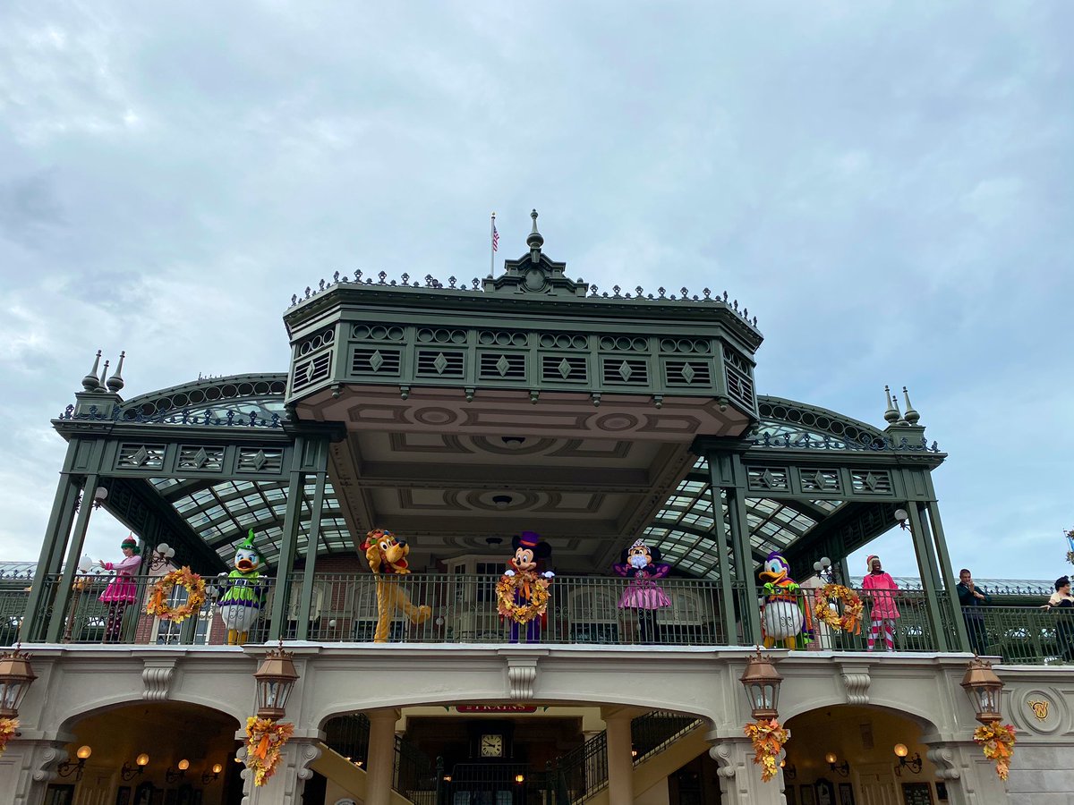 Mousesteps's tweet image. Mickey, Minnie, Pluto, Donald and Daisy are in their Halloween costumes #magickingdom