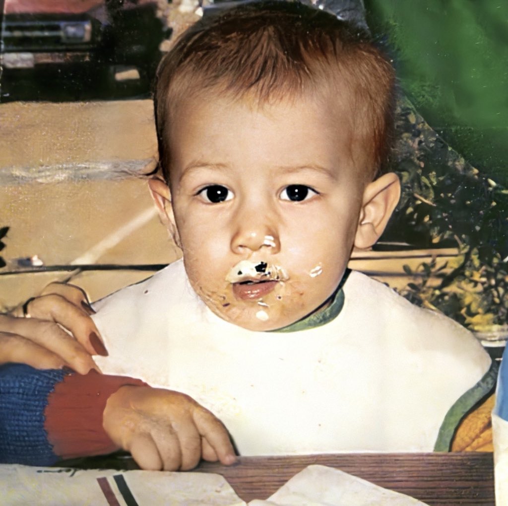 katie152917's tweet photo. Day 15: Baby Nick. Baby Nick with food is my spirit animal 😂😂 🧁🍰🍋🍇🥖🥨🥐🥑🍑🍔🌮🥫🥟 @nickjonas #16daysofnickjonas https://t.co/iDqw68EDgM
