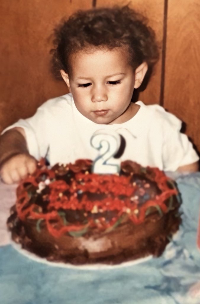 katie152917's tweet photo. Day 15: Baby Nick. Baby Nick with food is my spirit animal 😂😂 🧁🍰🍋🍇🥖🥨🥐🥑🍑🍔🌮🥫🥟 @nickjonas #16daysofnickjonas https://t.co/iDqw68EDgM