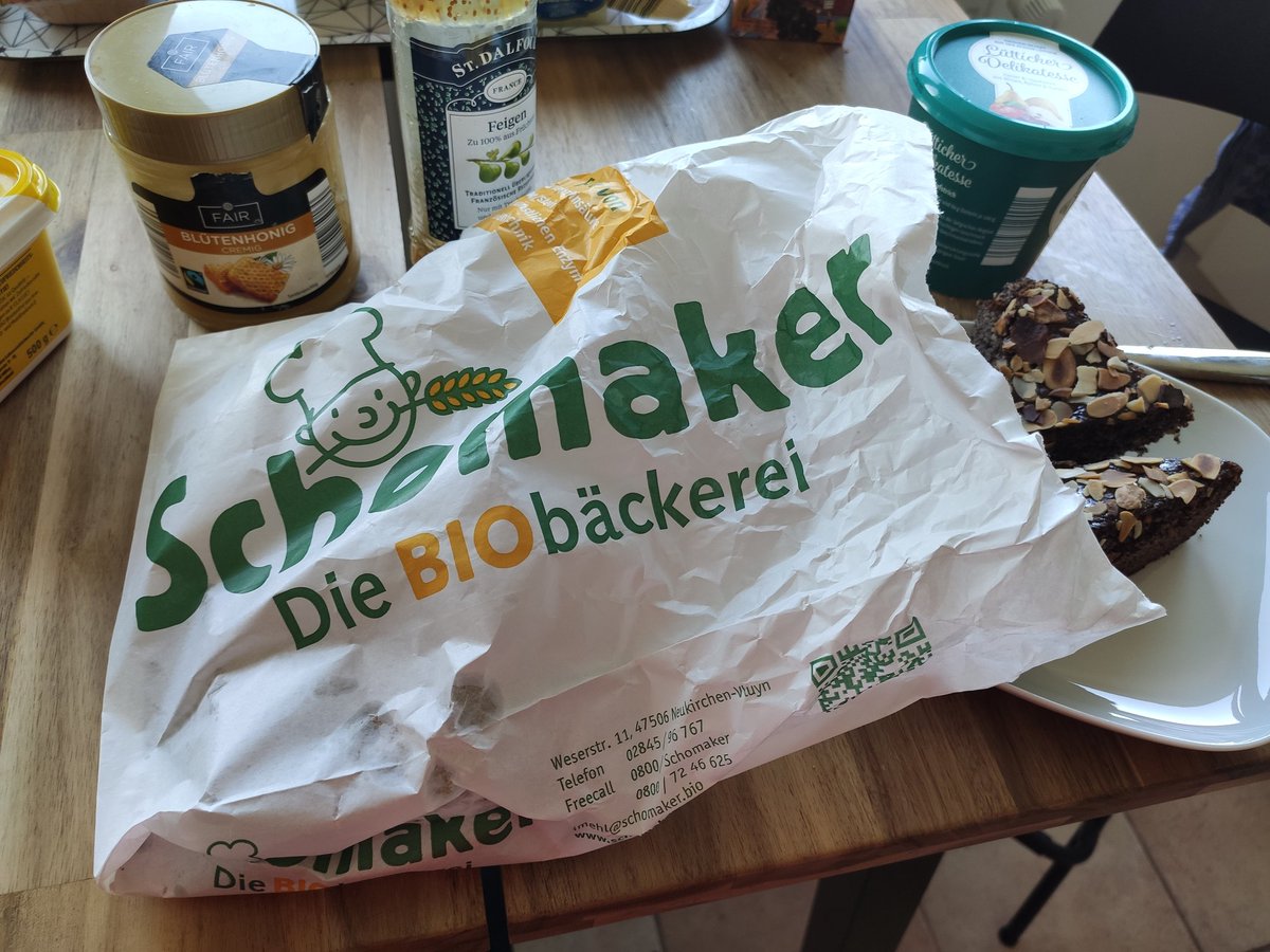 nerdin's tweet photo. Mit dem kleinen Mann spazieren gewesen und ein Stückchen "Heimat" gekauft. #Rheurdt #Schomaker !lecker! https://t.co/i2O12MhHPp