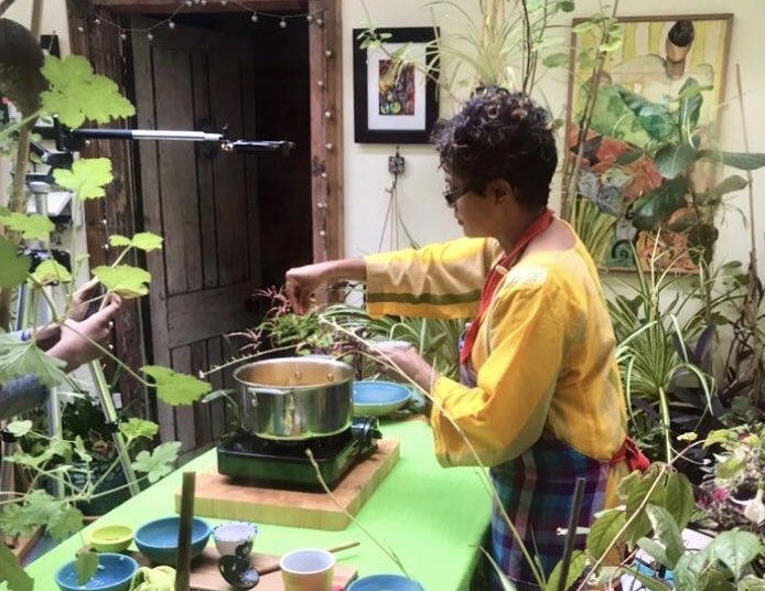 BoundaryWay's tweet photo. Unveiling the 2nd in our series of films sharing creative ideas & making connections - @KanjNicholas demonstrates one of her favourite Sri Lankan recipes -dhal with courgettes & spinach -a perfect solution to using allotment gluts! https://t.co/gl072c5XDn #postcardsfromtheplot https://t.co/CrIDv1AnAr