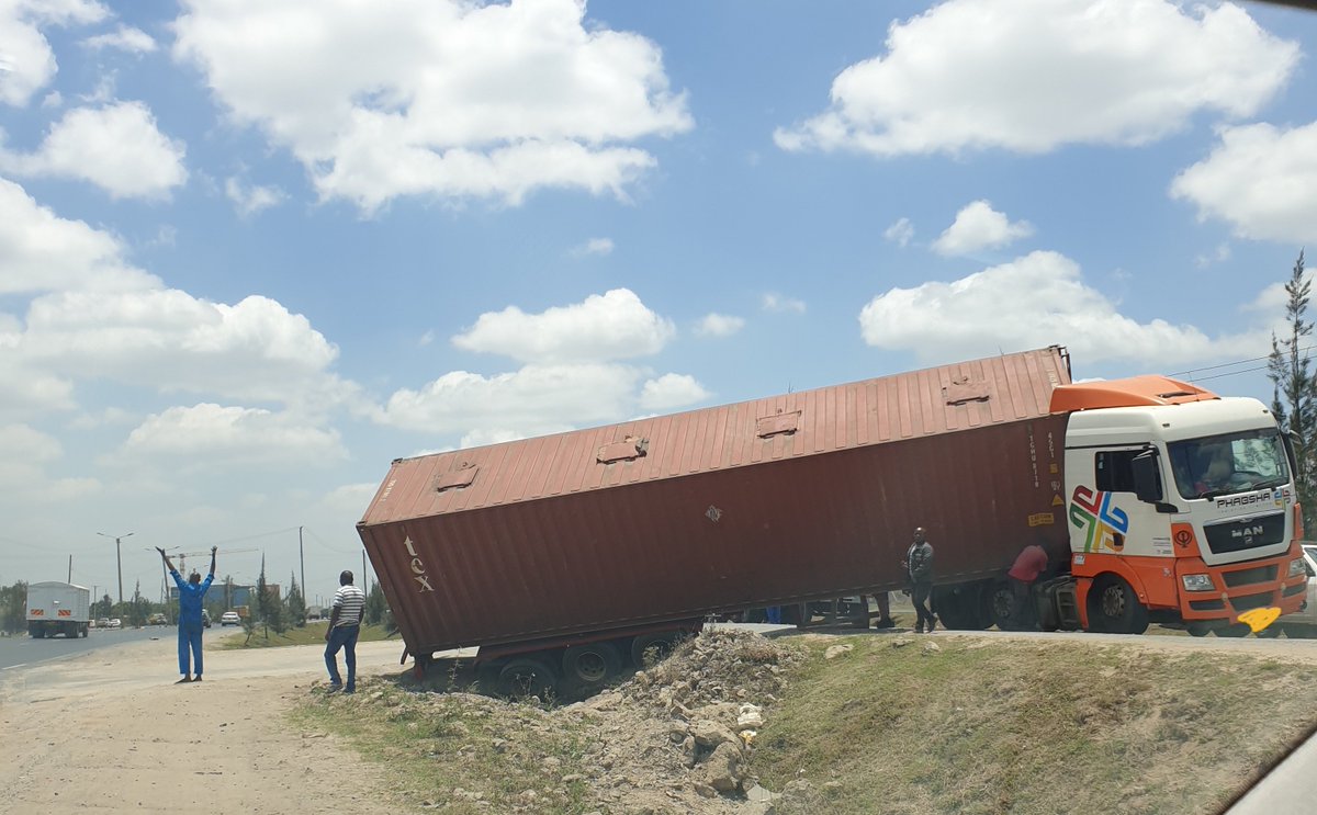Truck drivers who can't make this simple U turn should have their class E revoked, every week they are becoming a nuisance. I can't trust such a driver going down the meanders of Londiani. <a href="/Ma3Route/">Ma3Route</a> <a href="/KenyanTraffic/">KenyanTraffic</a>