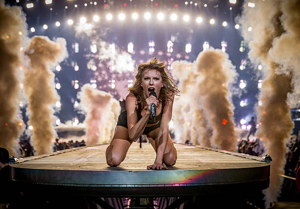 Taylor Swift's HQ pics performing on stage, A thread;