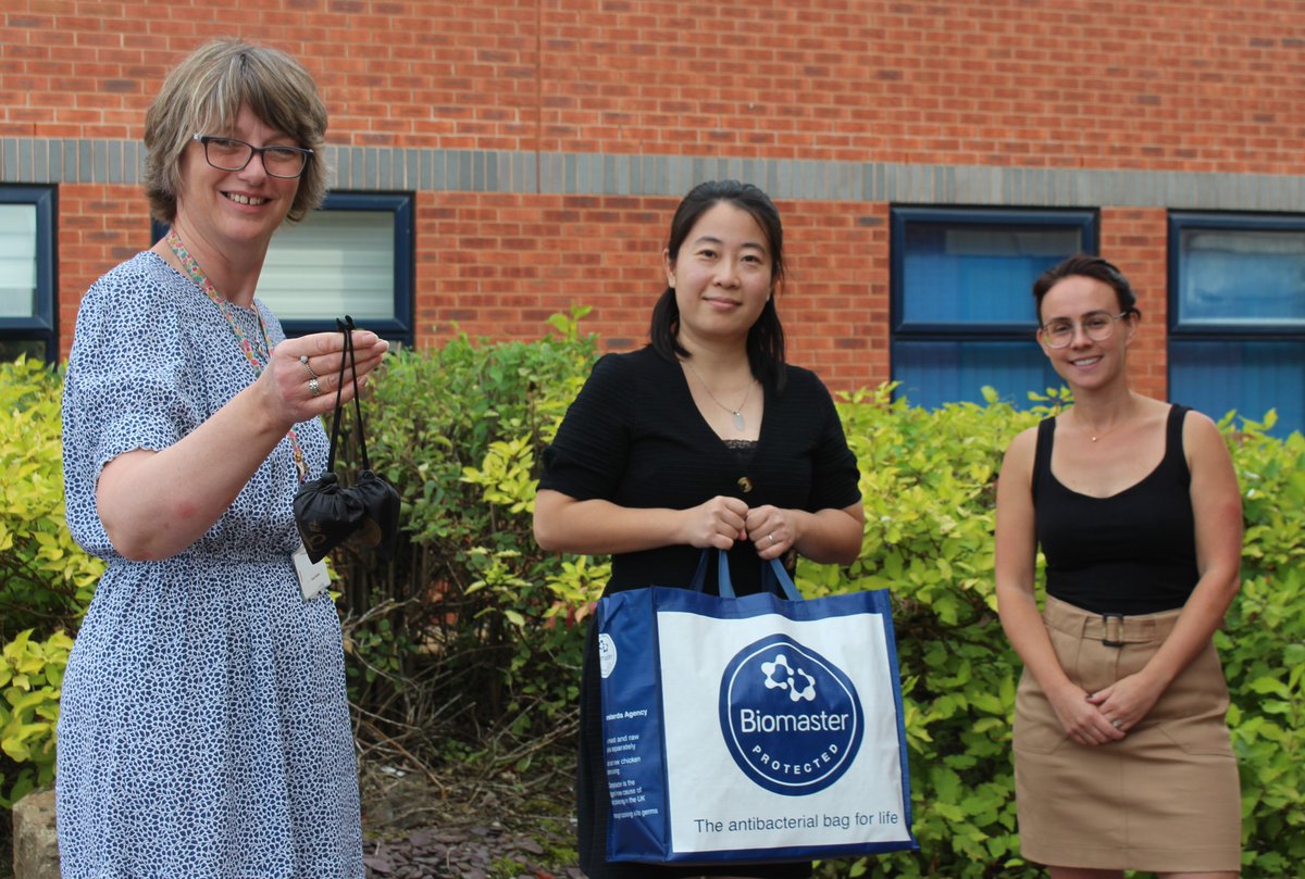KHHospice's tweet image. A big #thankyou to @Addmaster who dropped in this morning with a generous donation of their #awardwinning antibacterial &amp;amp; antiviral bags!  We&apos;re sure our staff and patients will find multiple uses for them!! 
#QueensAward2020 #donation #charity