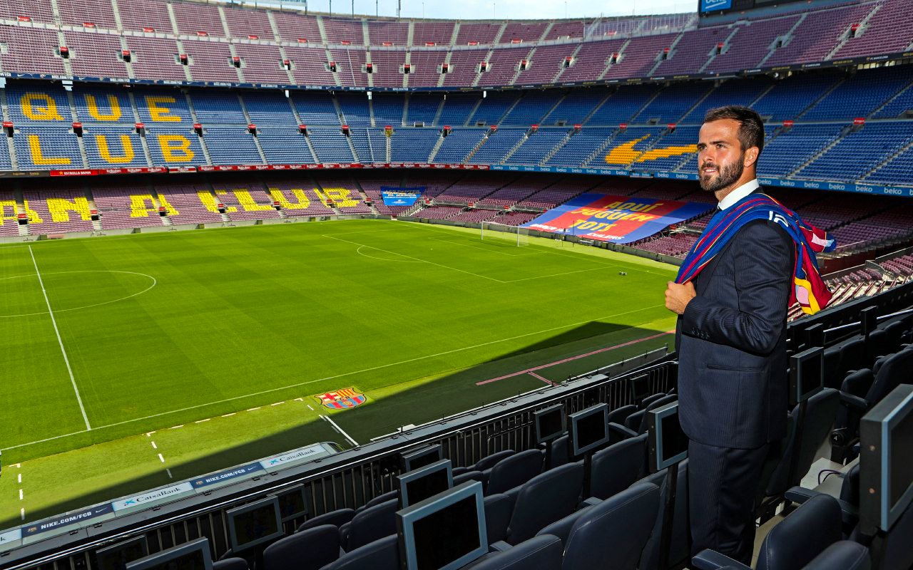 Pjanic posa en el palco del Camp Nou (Foto: FCB).