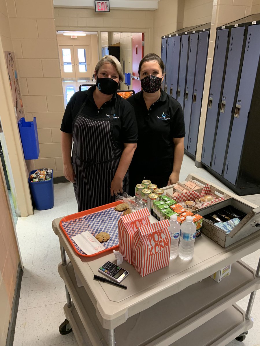 Here is some of our Harbour Breeze team members making sure students are getting their recess 👏🏻👏🏻👏🏻<a href="/Town_BayRoberts/">Town of Bay Roberts</a> <a href="/hrbreezecat/">HarbourBreeze</a> <a href="/NLESDCA/">NLESD</a> #weareinittogether