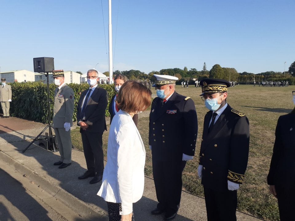 Prefet78's tweet photo. [Retour en images]
Hier, E. Desplanques, secrétaire général @Prefet78, se trouvait aux côtés de @florence_parly, au camp des Loges à @StGermainLaye, en présence de @PetrovicWilliam, @pfdegand suppléant @npouzyreff78 &amp; @MartadeCidrac.
👉 Cérémonie de remise du fanion du #GSBdD IdF https://t.co/vK8rx0kIDW