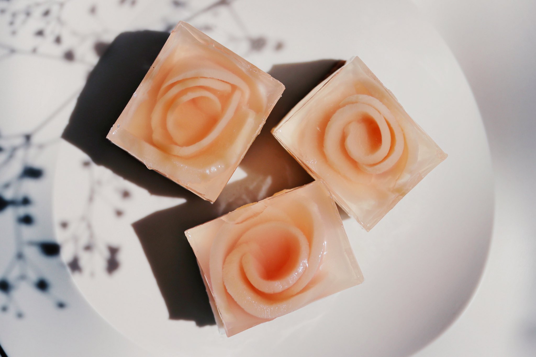 Tomei 透明愛好家 Sheageに掲載させていただきました 透明のスイーツレシピ本に載っている 四角い桃の薔薇 レアチーズケーキの作り方が載っています T Co 8qlq4p8ezp T Co Zulfnegx3m Twitter