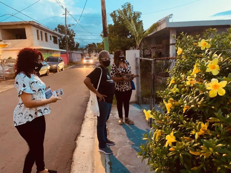 AliceGPerez's tweet photo. No es solo decir, “sal a votar diferente”, también se trata de llevar la educación puerta a puerta. Victoria Ciudadana ha trazado la ruta hacia la victoria. 

El Distrito de Carolina sale a conocer de primera mano el sentir del pueblo. 

#AlicePerez #Alicesenadora #ElCambioVa https://t.co/eYTl3WMIFj