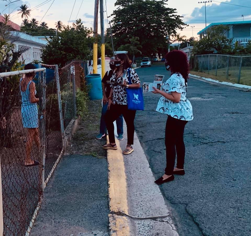 AliceGPerez's tweet photo. No es solo decir, “sal a votar diferente”, también se trata de llevar la educación puerta a puerta. Victoria Ciudadana ha trazado la ruta hacia la victoria. 

El Distrito de Carolina sale a conocer de primera mano el sentir del pueblo. 

#AlicePerez #Alicesenadora #ElCambioVa https://t.co/eYTl3WMIFj