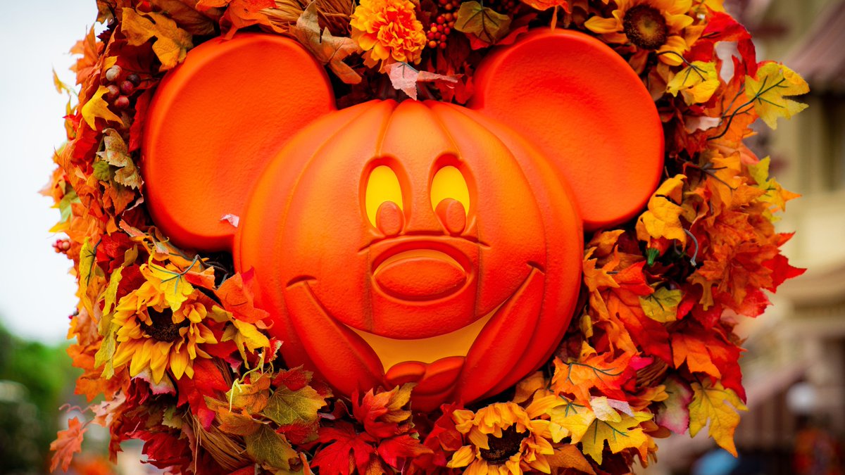 OrlandoInformer's tweet photo. It’s officially fall at Magic Kingdom. 🎃😭🧡 https://t.co/b1eh3odXIH