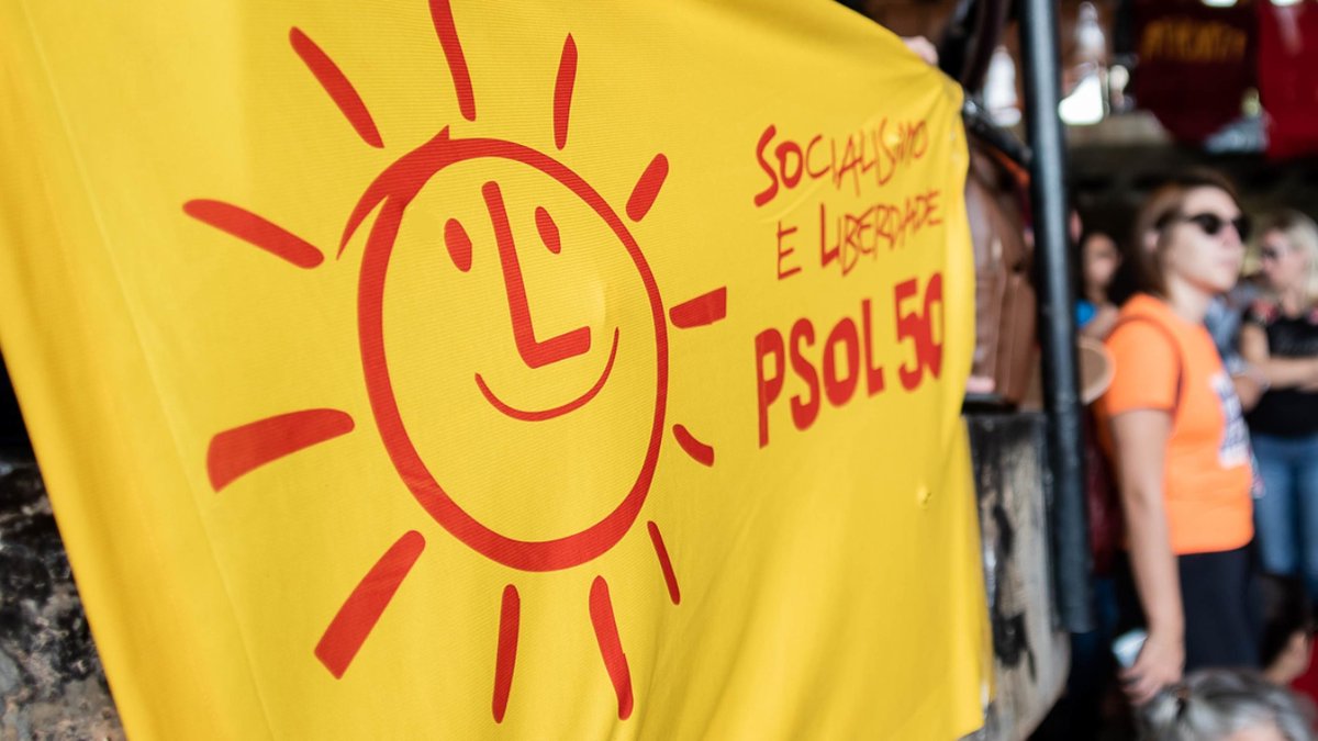 psol50's tweet photo. Em 15 de setembro de 2005, há exatos 15 anos, o Partido Socialismo e Liberdade era registrado oficialmente na Justiça Eleitoral, depois de quase 15 meses de coletas incessantes de assinaturas nas ruas de todo o Brasil.

Siga o fio e relembre um pouco da nossa história! 👇 https://t.co/hHgl5V8Tnm