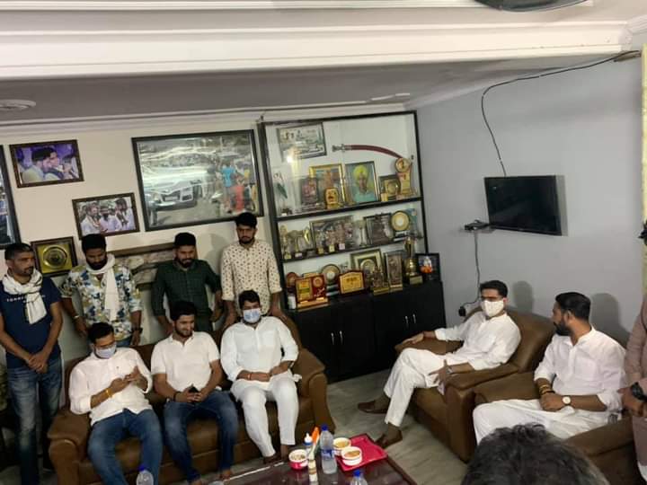RohitMeenaIN's tweet photo. आज राजस्थान के ह्रदय सम्राट श्री @SachinPilot जी बड़े भाई @AnilChopraINC जी के मानसरोवर स्थित आवास पधारे और बड़े भाई को अपना आशीर्वाद दिया। https://t.co/EOlYEHvk0P