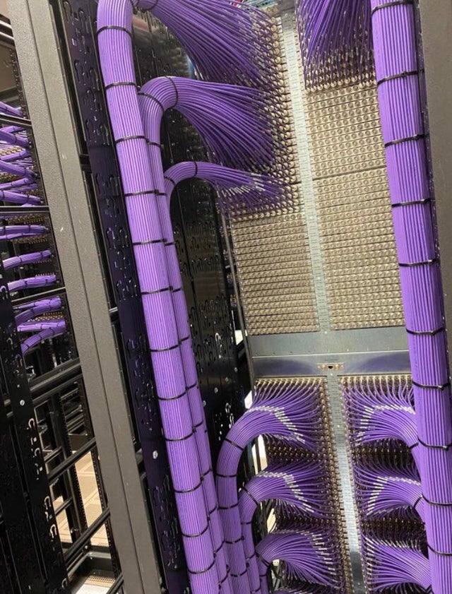 jobsamuel's tweet photo. Hilo de cables perfectamente organizados. 🧵 https://t.co/AhmG0VrUZO