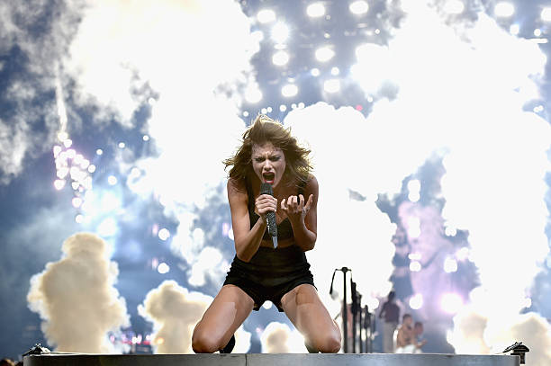 Taylor performing with Selena on the 1989 World Tour