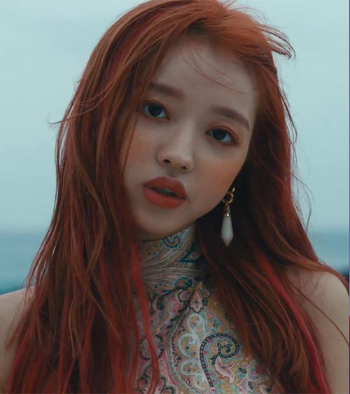 Cómo copiar el look de #YooA en #BonVoyage :
- Magic Spell Blusher de meloMELI en el tono Alluring Mood en párpados y mejillas.
- Intensificamos el blush con el Full of Coral de MOART.  
- Aplicamos a toques un poco del Velvet Tint de MOART en el tono Carpet. 
¡Lista! ❤️