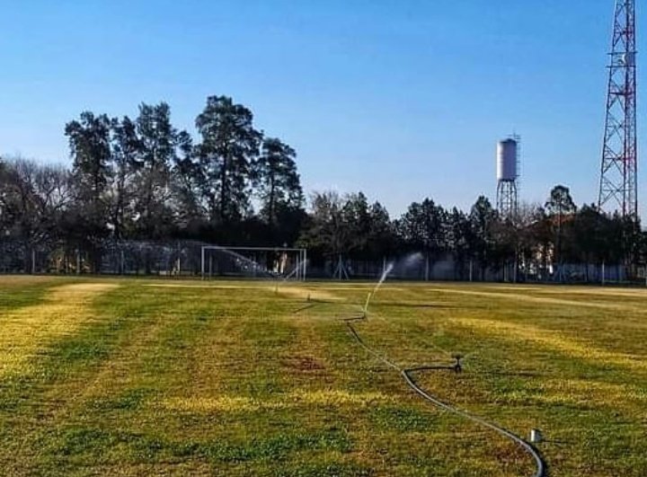 NUEVO RIEGO EN CANCHA DE 11
🚿 Se puso en funcionamiento la primera etapa del riego en la cancha principal. 
Con parte de materiales que había adquirido en su momento la Sub Comisión de Fútbol Infantil.
💙🤍💙🤍