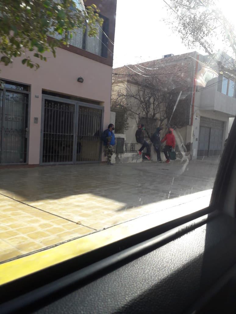 MMabelRios's tweet photo. #FernandezSanJuanNoTeQuiere
Uñac manda a bloquear los domicilio de los referentes de Autoconvocados Independientes para que no nos manifestamos en contra de la la llegada de Fernández a la provincia.
Muy grave. https://t.co/o1RCQEBAro