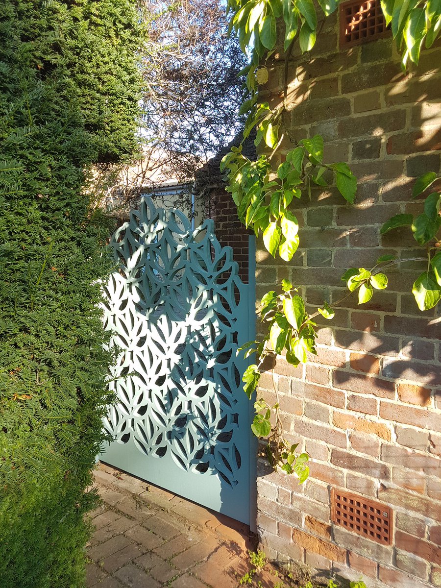 lignaoutdoor's tweet photo. The Ligna workshops are based on the beautiful @wooltonfarm near Canterbury where we have just made a bespoke ‘summer design’ side gate for the farmhouse - looks amazing in the sunlight! #gardentrellis https://t.co/ZVzrL1xpA7