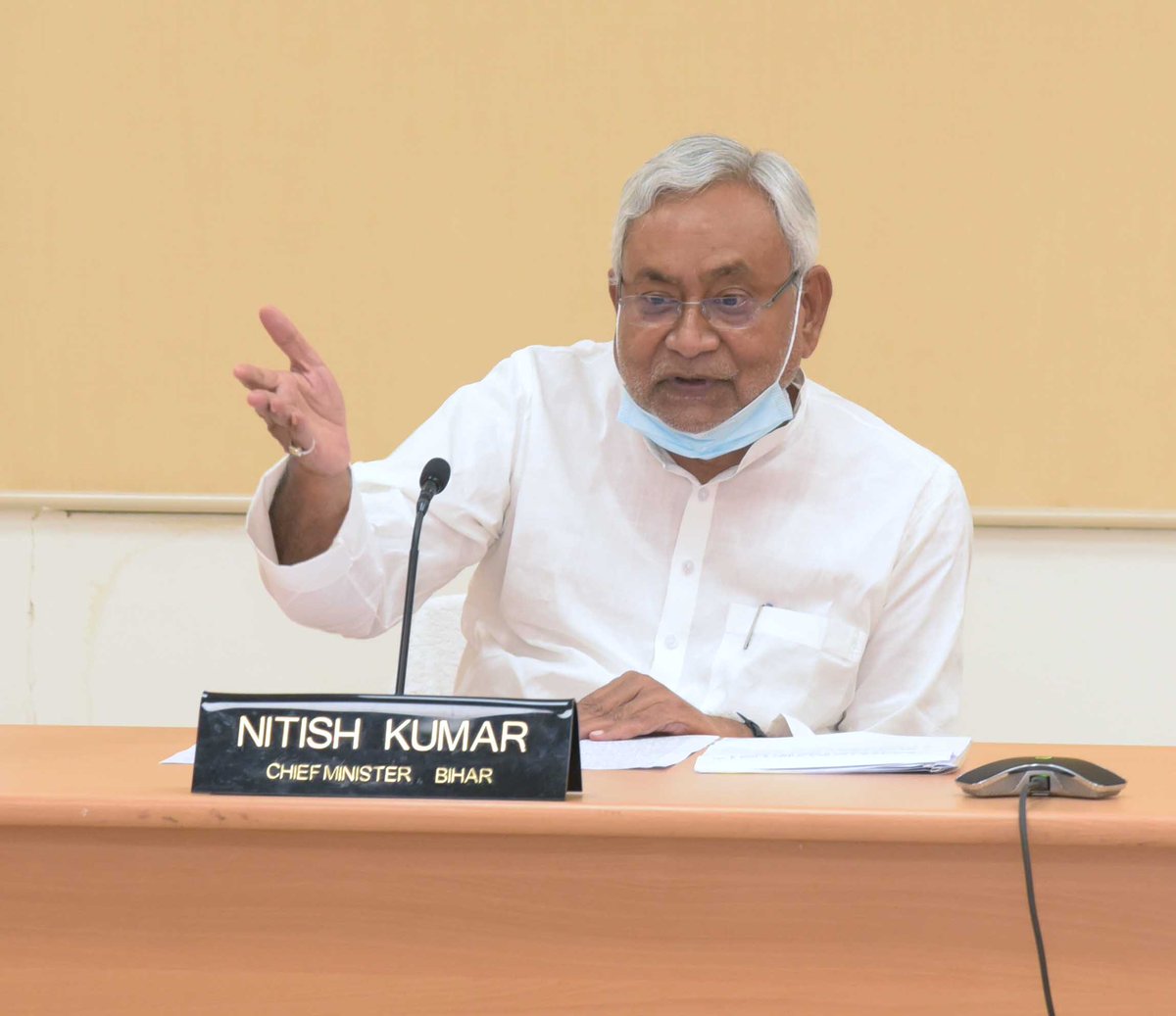 NitishKumar's tweet photo. माननीय प्रधानमंत्री की अध्यक्षता में वीडियो कॉन्फ्रेंसिंग के माध्यम से आयोजित आवासन तथा शहरी कार्य मंत्रालय एवं जल शक्ति मंत्रालय के तहत विभिन्न योजनाओं के उद्घाटन एवं शिलान्यास कार्यक्रम में सम्मिलित हुआ।

https://t.co/UXthu64Xu1 https://t.co/Nl34qah9ID