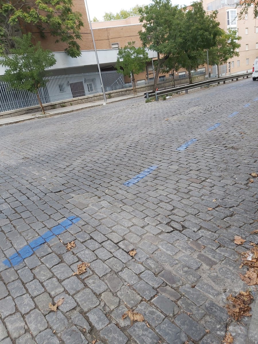 LookUs78's tweet photo. Las terrazas de los bares ganando terreno a los aparcamientos.En la zona 25 Delicias, las zonas para residentes están hasta arriba, algunas zonas azules están vacías.Más zonas de aparcamiento para residentes en la zona por favor @bcarabante @cayehdelariva @cgm_madrid @lineamadrid https://t.co/cHnpDwTK17