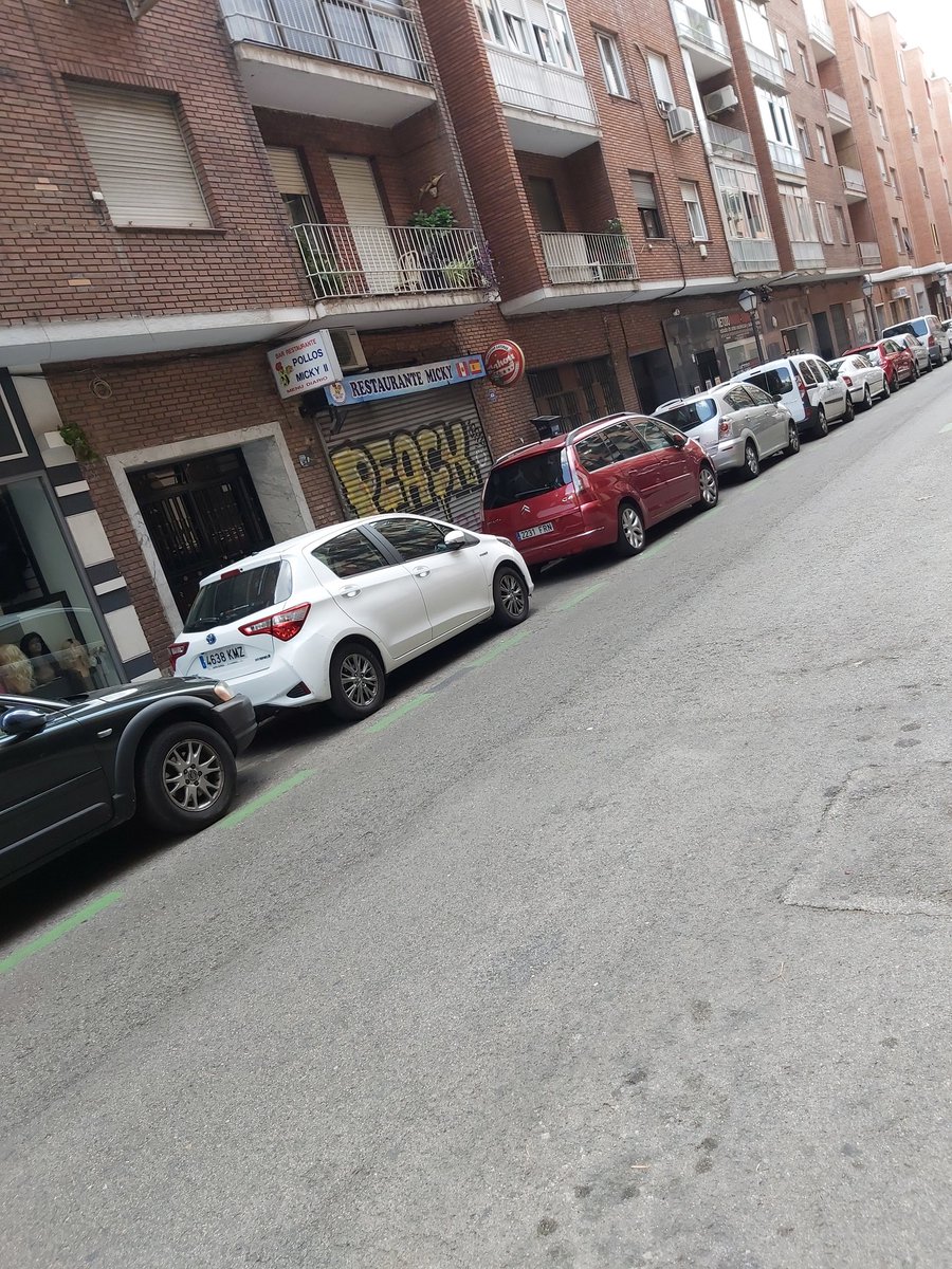 LookUs78's tweet photo. Las terrazas de los bares ganando terreno a los aparcamientos.En la zona 25 Delicias, las zonas para residentes están hasta arriba, algunas zonas azules están vacías.Más zonas de aparcamiento para residentes en la zona por favor @bcarabante @cayehdelariva @cgm_madrid @lineamadrid https://t.co/cHnpDwTK17
