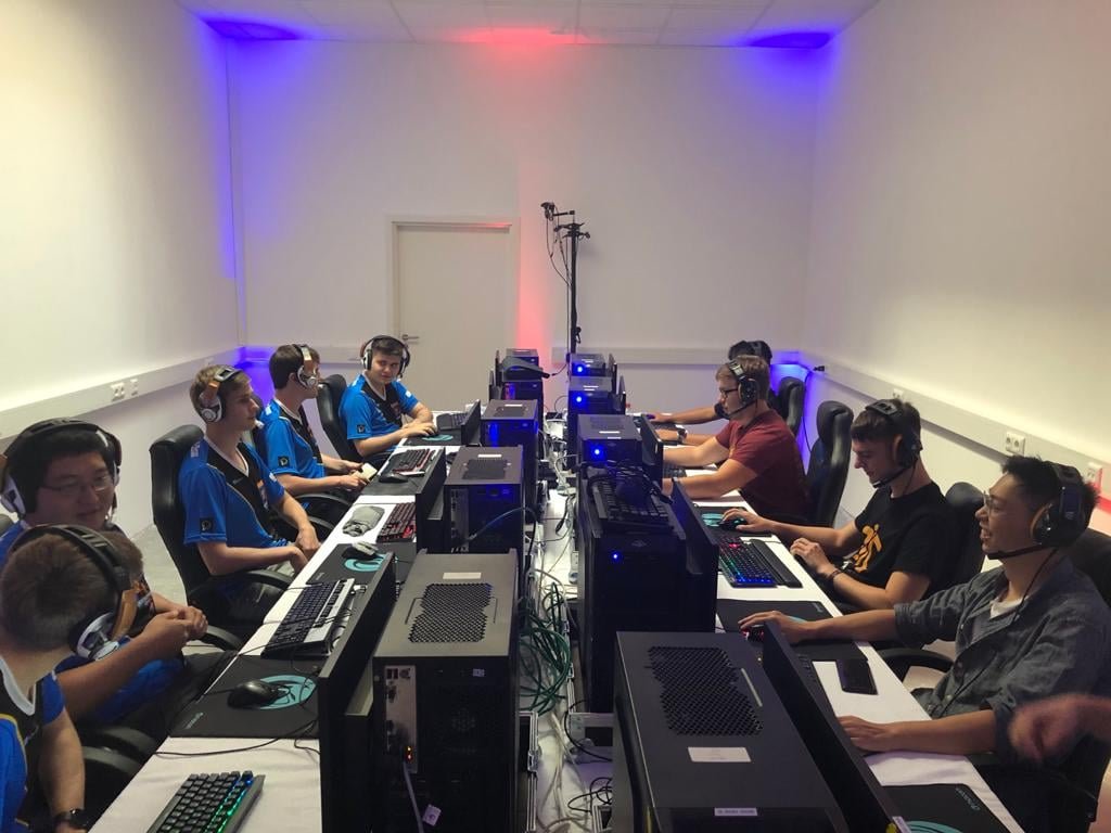 Die Boys aus unserem LoL T1 haben am Samstag in Trier den Sieg nach Hause geholt! Glückwünsche gehen raus, weiter so 🦁💙
Wir bedanken uns bei den Veranstaltern und bei allen TeilnehmerInnen für ein spannendes Event!