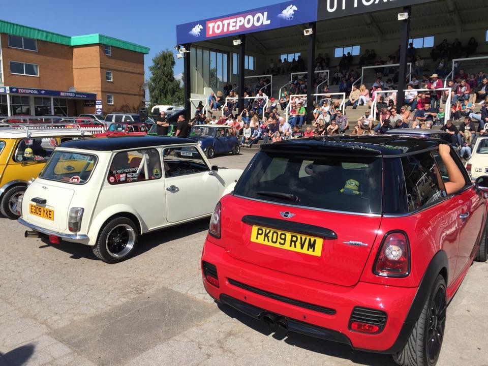britishminiclub's tweet photo. #tailendtuesday Mini’s lined up ready for the #loudestexhaust comp at #minifest back in the day 👍#britishminiclub #noisy #modernmini #classicmini #minicooper #minifamily #minilife #minidriver Join is today by visiting https://t.co/LOGxa8GE4w https://t.co/I2RAgFLh2a