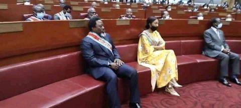 Nous voulons savoir lorsque kabila , vient s'assoir du coté de chefs des institutions , c'est parcequ'il est chef de quelle institution ?