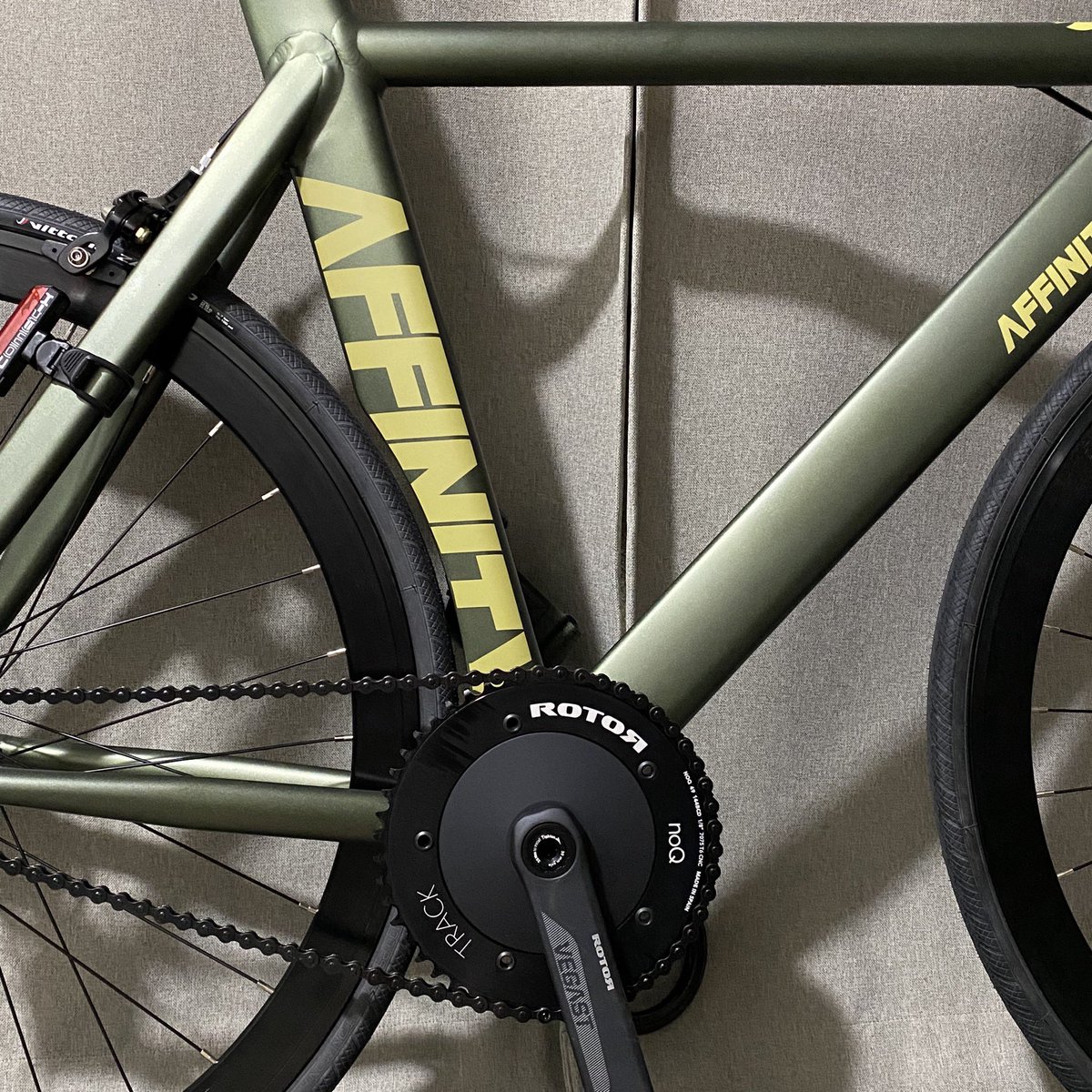 28050for40536's tweet image. 新車『Affinity “KISSENA”』
(アフィニティ “キッシーナ”)

サドルまで伸びた煙突、後輪の分だけえぐれたフレーム、いかつい溶接痕。
ガチガチのバッチバチに良いグレードのやつ！
みなさん秋ライド誘って〜
#affinitycycles #kissena #ピストバイク