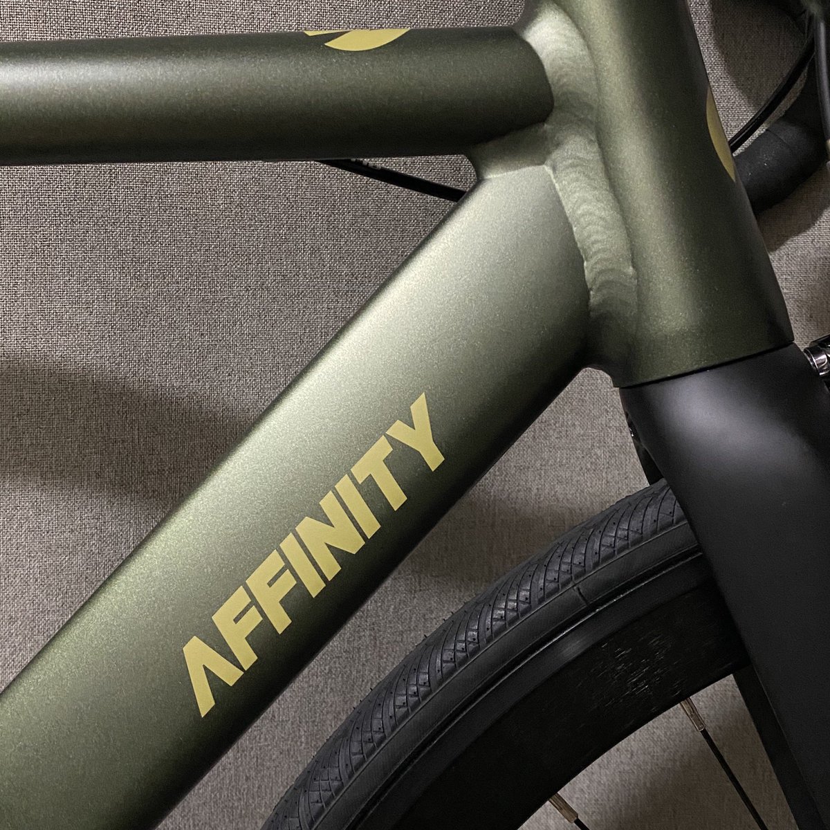 28050for40536's tweet image. 新車『Affinity “KISSENA”』
(アフィニティ “キッシーナ”)

サドルまで伸びた煙突、後輪の分だけえぐれたフレーム、いかつい溶接痕。
ガチガチのバッチバチに良いグレードのやつ！
みなさん秋ライド誘って〜
#affinitycycles #kissena #ピストバイク