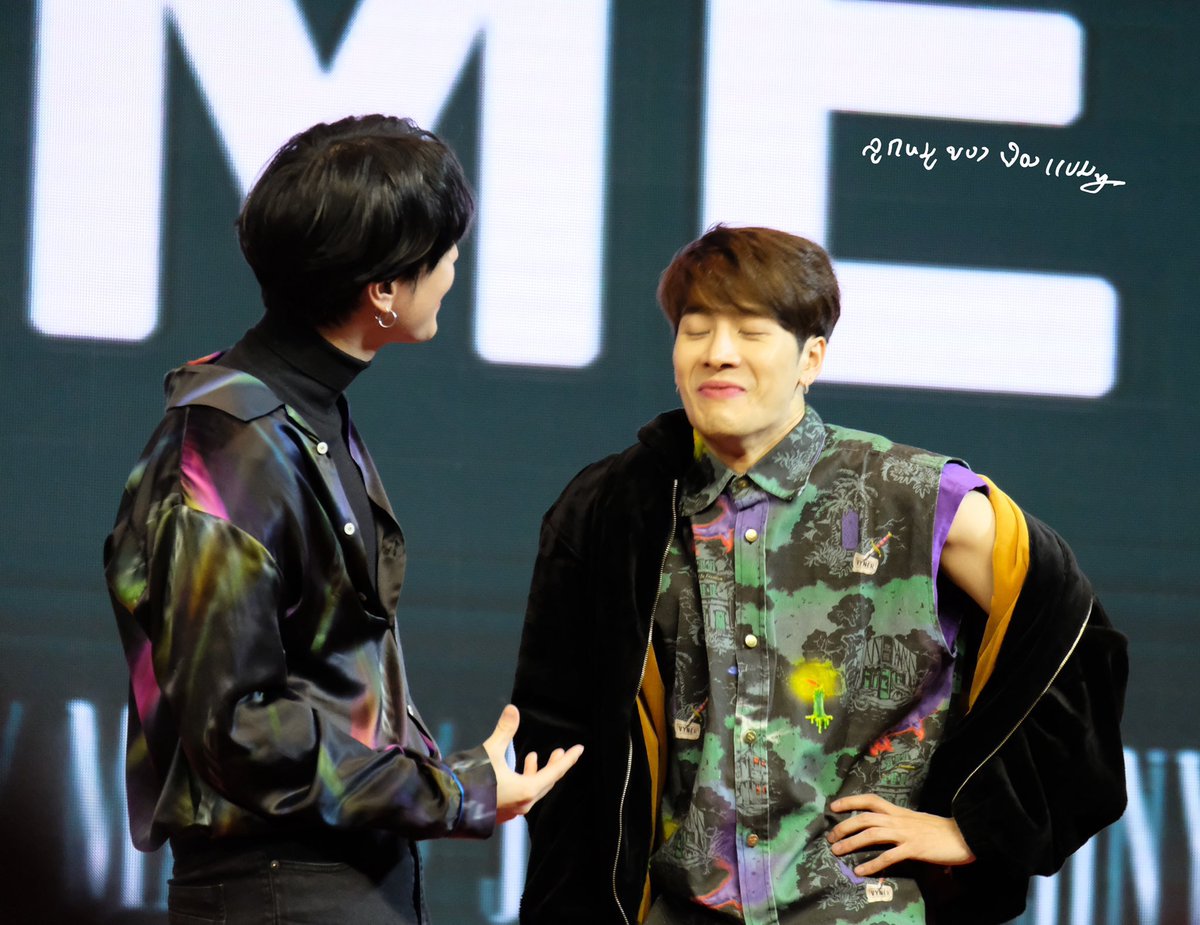 AIMERgc999's tweet photo. #아가새위크_유겸레전드짤
#AhgaseWeek_BestOfYugyeom
ゆぎょむちゃんによるじぇぼみひょんの真似を見て噴き出すジャクソンくん https://t.co/Pf68lUKpAJ
