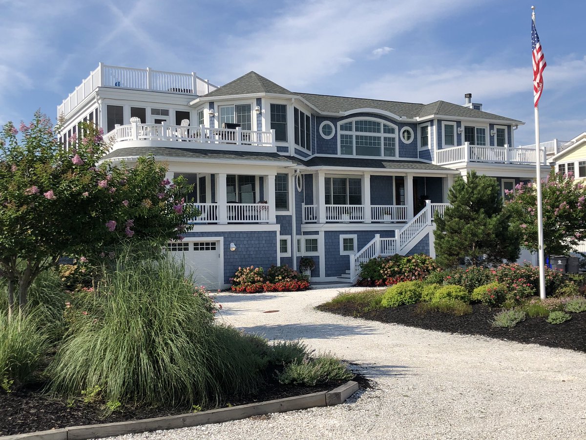 Jain_Building's tweet photo. This homeowner went with the Bracing Blue color. With that came Exceptional Windload & Fire Rating, low maintenance, and a new Lifetime Limited Warranty. 🙌
#nucedar #coastalliving #bluehome #bluesiding #craftsmanship #exteriorsiding #shinglestyle #siding https://t.co/22vGJeeFge