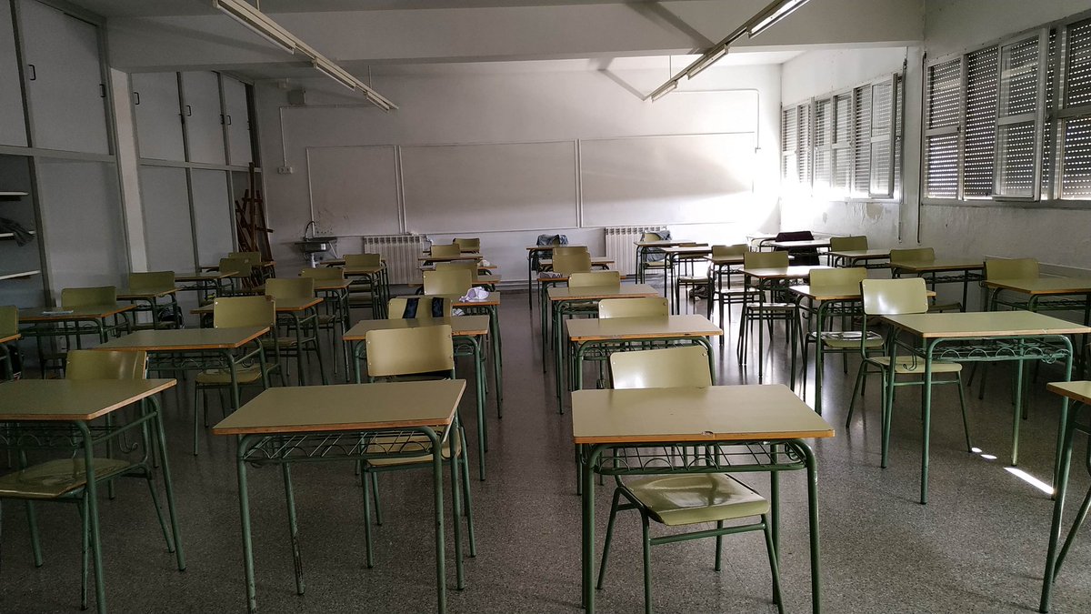 2n dia de classe, 1r d bat humanístic i social, 39 alumnes a l'exaula d dibuix, la més gran del centre. Desdoblem català, castellà i anglès, però filosofia, història del món contemporani, literatura catalana i ciències del món, NO! Ja no ens queda veu! Fartes de tanta precarietat