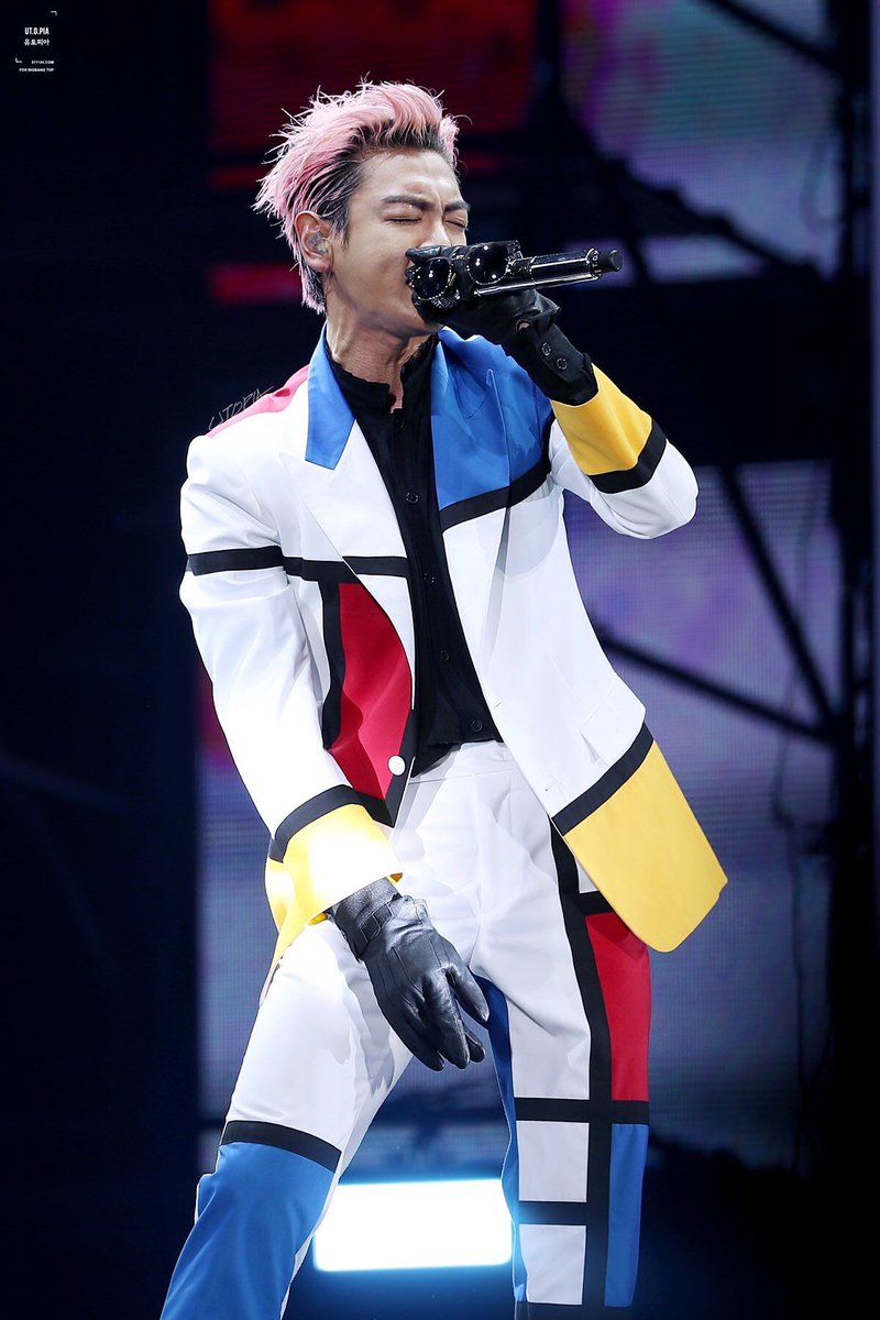 T.O.P also never failed to show his love for Art during Bigbang's concerts as he often worn a Mondrian-inspired suit for his solo stage for Doom Dada.