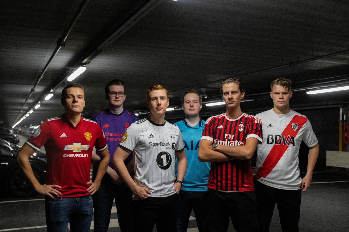 SribOffside's tweet photo. Gjengen som skal gjøre 2020 til et litt bedre år

Hver fredag kl 16-17 hører du disse gutta preike om fotball på radio. Konkurranser, spalter og mye mye mer! Du finner oss også på facebook, instagram og din podkastavspiller!

Foto: Tiril Amalie Johansen https://t.co/BCFOI53jGS