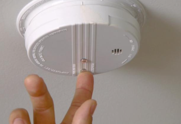 #TipTuesday: Make sure there are working smoke alarms on every floor of your house and in bedrooms.

Learn more about #fire safety: ow.ly/j2hq50BntHt via <a href="/safekids/">Safe Kids Worldwide</a>