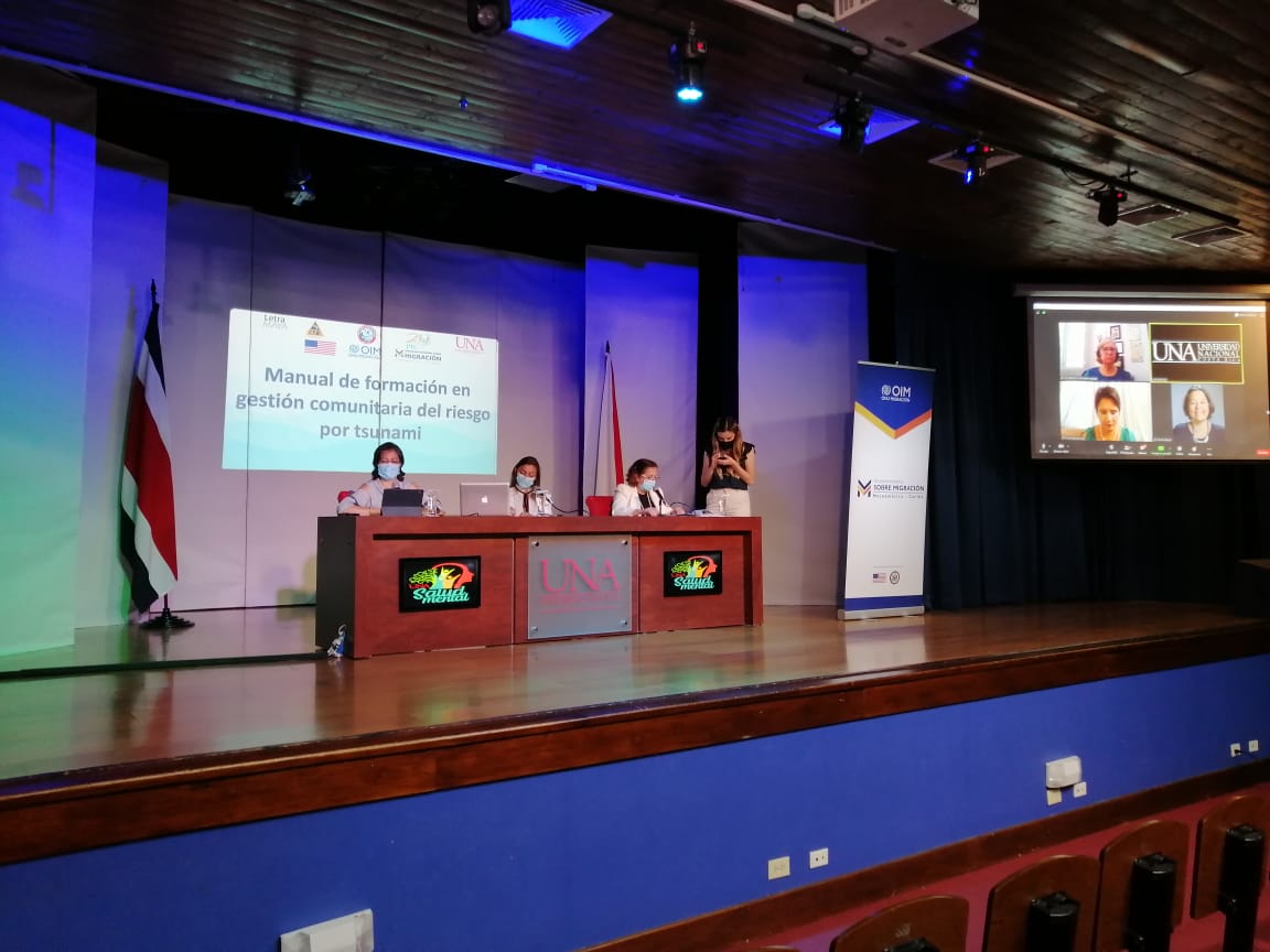 CosteroPic's tweet photo. Presentación oficial del Manual de gestión comunitaria del gestión del #riesgo por #Tsunami. Un esfuerzo que une conocimientos de las comunidades con aportes de la física, geografía, sociología, psicología, antropología y derecho. Apoyo de #UNA #SINAMOT #OIM #CNE https://t.co/QPNiSNlEF7