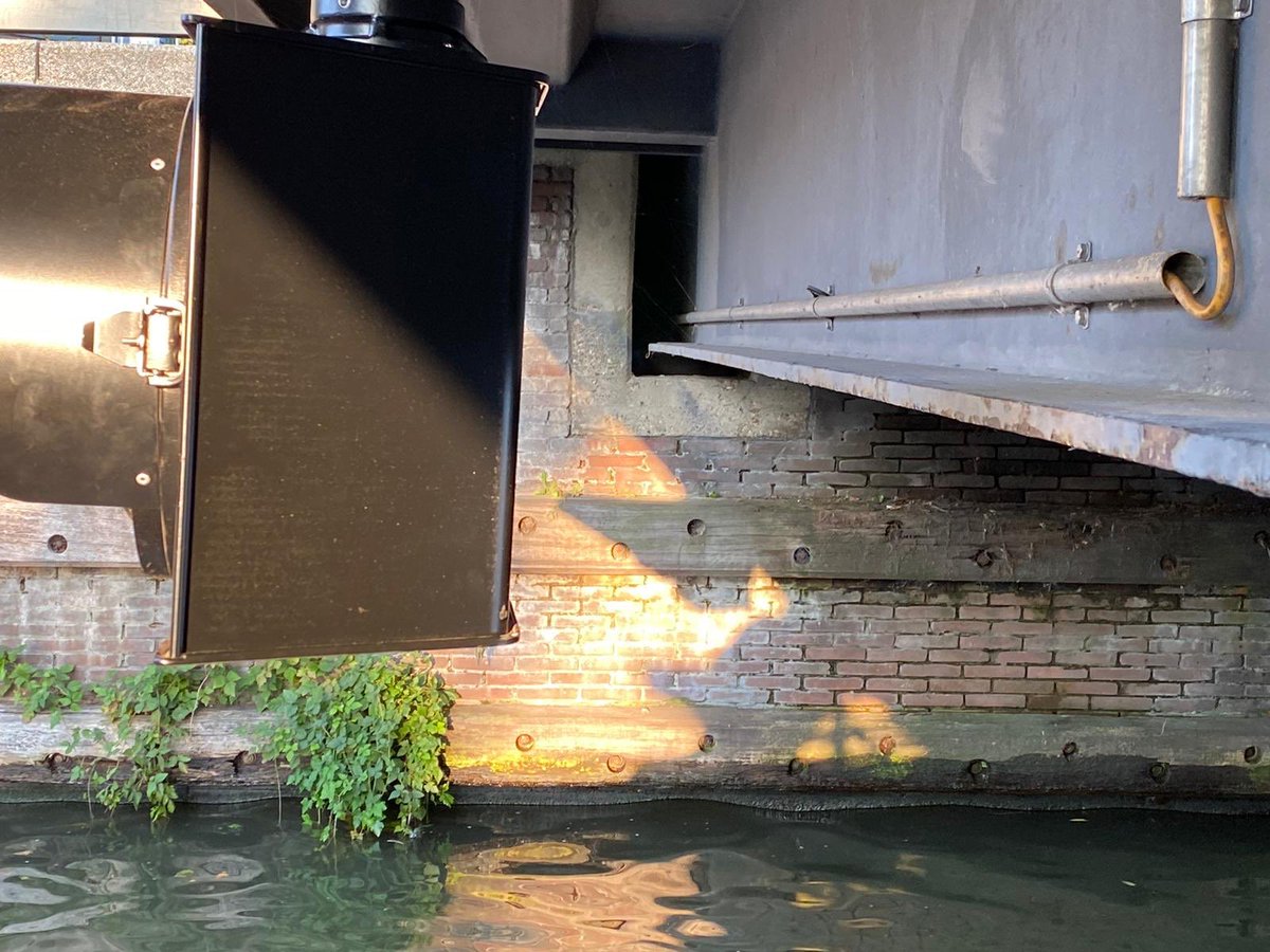 Levens gevaarlijk. Lamp hangt 30 cm lager. Dit is wachten op ongelukken!! <a href="/StichtseVecht/">Gemeente Stichtse Vecht</a> #levensgevaarlijk